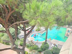 an overhead view of a swimming pool with palm trees at Main Seaview Apartment Durres in Golem