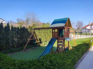 un parco giochi con scivolo e una casetta per i giochi di Nelly's Place 10 a Shkorpilovtsi