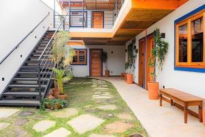 een huis met een trap en een patio bij Vila Trancoso Perequê in Ilhabela