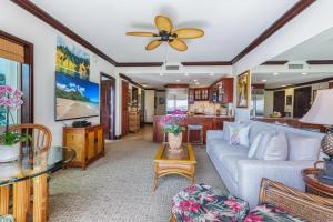 un soggiorno con un divano e un tavolo di Waipouli Beach Resort F201 a Wailua