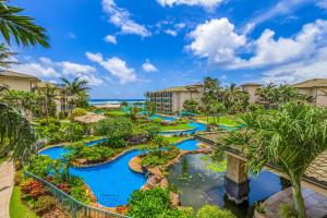 vista aerea sul parco acquatico del resort di Waipouli Beach Resort F201 a Wailua