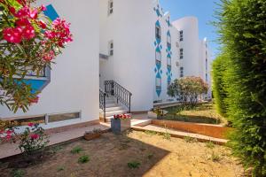 - une vue sur la cour d'un immeuble fleuri dans l'établissement Sea and Sky, à Vila Nova De Cacela