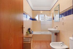 une salle de bains avec lavabo et baignoire dans l'établissement Sea and Sky, à Vila Nova De Cacela 12 autres photos