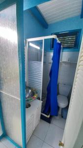 Ένα μπάνιο στο Bungalow charmant à Capesterre-Belle-Eau, 35 m², piscine