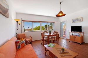 un salon avec un canapé et une table dans l'établissement Sea and Sky, à Vila Nova De Cacela