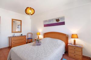 - une chambre avec un lit blanc et 2 tables de chevet dans l'établissement Sea and Sky, à Vila Nova De Cacela
