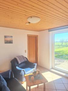 un salon avec un canapé et une table dans l'établissement FeWo Nr 1 - 4-Personen, à Schlagsdorf