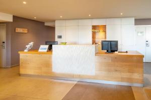 una hall con reception e TV di Sure Hotel by Best Western Rennes Chantepie a Chantepie