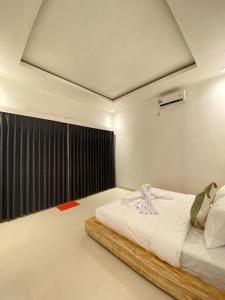 a bedroom with a large white bed in a room at Lake Side Retreat & hot spring in Kubupenlokan