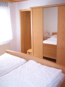 une chambre avec un lit et un grand miroir dans l'établissement Bauernhof Urlaub FeWo Nr 2 - 2-Personen, à Schlagsdorf 8 autres photos