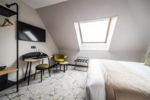 TV a/nebo společenská místnost v ubytování Best Western Le Relais du Vigneron