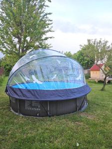 una tienda sentada en el césped en un campo en Apartmány Podzámčí, en Lednice 94 fotos más