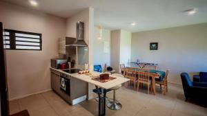 Kuchyň nebo kuchyňský kout v ubytování Sky Sunrise two rooms apartment