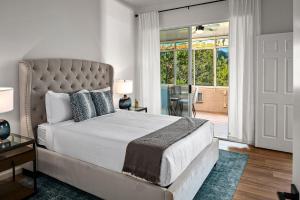 Postel nebo postele na pokoji v ubytování Craigmont Retreat Awe Red Rocks Views Exquisite Decor Above Tlaquepaque