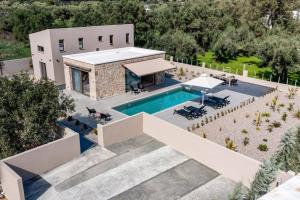 una vista aerea di una casa con piscina di Villa Anthelia by Villa Plus a Palaiokatoúna