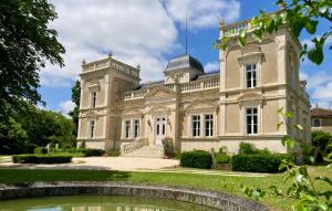 an old mansion with a pond in front of it at Villa Paignon Studio in Montbron