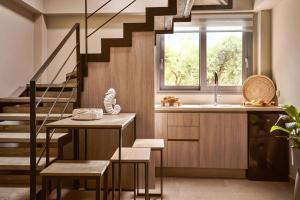 ヴァシリコスにあるVilla Romas 1 by Villa Plusのキッチン(階段、シンク付)