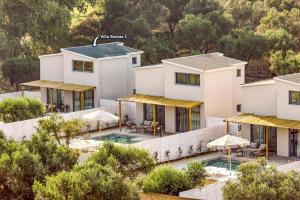 ヴァシリコスにあるVilla Romas 1 by Villa Plusのプール付きの家の航空写真
