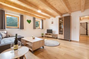 salon z kanapą i stołem w obiekcie BERGCHALET VALLUGA w mieście Steeg