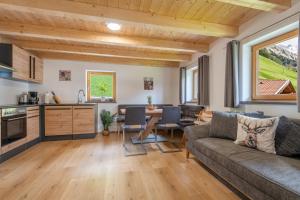 salon z kanapą i stołem w obiekcie BERGCHALET VALLUGA w mieście Steeg +11 zdjęć