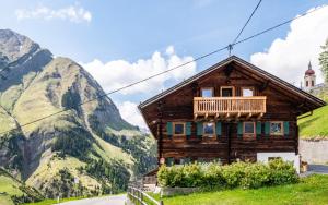 drewniany dom na zboczu góry w obiekcie BERGCHALET VALLUGA w mieście Steeg