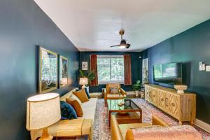 ein Wohnzimmer mit Couch und Fernseher in der Unterkunft 3 Mi to Frick Park Artsy, Urban Retreat with Deck in Pittsburgh