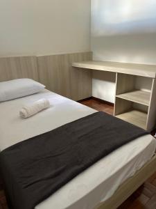 パスト・デ・ミナスにあるWANDER inn HOTELの黒い毛布と棚が付いたベッド +19枚の写真