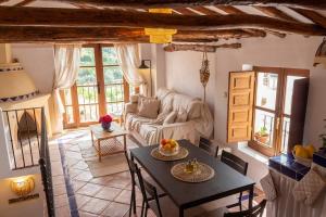 a living room with a table and a couch at Casa del Lago in Restábal