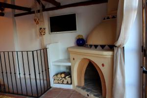 a room with a fireplace with a tv on the wall at Casa del Lago in Restábal