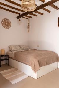 a bedroom with a bed in a white wall at Casa del Lago in Restábal