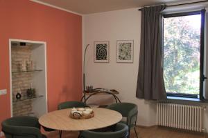 a room with a table and chairs and a window at Via delle Terme 71 - Casa vacanze in Salice Terme