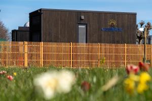 查普伊Chalëpë 20 - komfortowe domki "Tiny House"的建筑物前有花的围栏