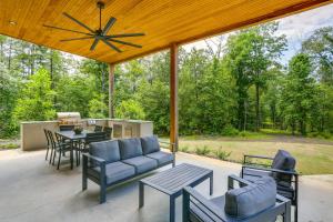 Burkevilleにある65 Acres Secluded Avian Acres Cabin with Trails!のソファと椅子とテーブルのあるパティオ
