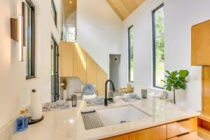Burkevilleにある65 Acres Secluded Avian Acres Cabin with Trails!のシンクと大きな窓のあるキッチン +16枚の写真