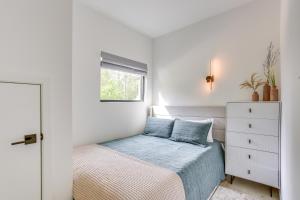 Burkevilleにある65 Acres Secluded Avian Acres Cabin with Trails!のベッドと窓のある小さな寝室