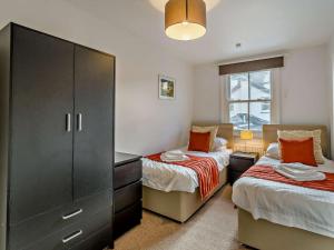 Postel nebo postele na pokoji v ubytování 2 Bed in Keswick 95741
