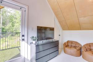 Burkevilleにある65 Acres Secluded Avian Acres Cabin with Trails!のリビングルーム(バルコニーにつながるガラスのスライドドア付)