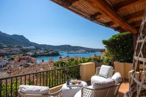 ポルト・チェルボにあるMediterranean Jewel - Panoramic Porto Cervo Aptの海の景色を望むバルコニー(椅子付)