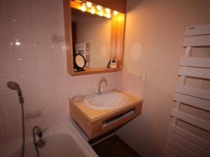 une salle de bains avec lavabo, miroir et baignoire dans l'établissement Les Saisies - Bel appartement 2 pièces, 4 pers, proche pistes et commerces - FR-1-293-121, aux Saisies