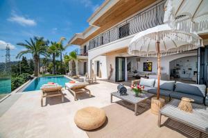 Un patio interior con piscina y una villa. en Spacious Guesthouse with amazing Monaco & Sea View, en La Turbie