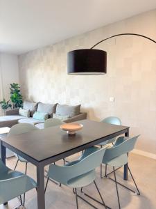 Aqua Apartments Bellamar, Marbella的电视和/或娱乐中心