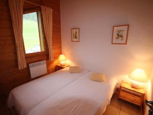 a bedroom with a white bed and a window at Appartement 4 pièces mezzanine avec balcon, équipements complets, animaux admis, parking couvert. - FR-1-293-64 in Villard-sur-Doron