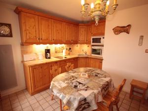 Η κουζίνα ή μικρή κουζίνα στο Charmant 3 pièces avec balcon, TV, lave-linge, animaux tolérés - Les Saisies - FR-1-293-126
