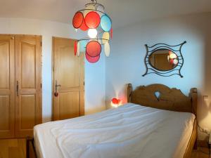 a bedroom with a bed and a mirror on the wall at Appartement lumineux 8 pers avec piscine et parking près des pistes à Villard-sur-Doron - FR-1-293-363 in Villard-sur-Doron +13 photos