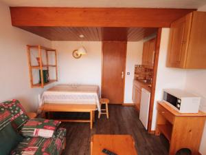 a small room with a bed and a kitchen at Studio cabine Les Saisies, 4 pers, balcon sud, TV, proche pistes - FR-1-293-332 in Hauteluce