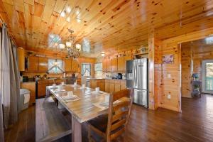 Kuchyň nebo kuchyňský kout v ubytování Log Cabin, View, Private 5 Acres, Hot Tub, Firepit, Family Retreat, 4BR 3BA, Sleeps 12