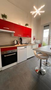 Kuchyň nebo kuchyňský kout v ubytování Appartement Cosy avec clim et Wi-Fi à 5 min de la gare TGV + 11 fotografií