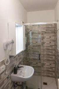 a bathroom with a sink and a shower at Casa Vacanza Gate Centro in Pisa