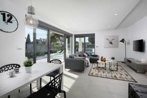 een woonkamer met een bank en een tafel bij Villa Fasana-Apartment 1 by Vivi Rent in Fažana