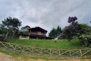 Zahrada ubytování Chalé com Jacuzzi e deck com vista